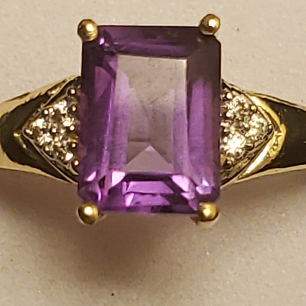 10kt yellow gold 1.35 carat emerald cut amethyst with 6 diamonds ring size 8